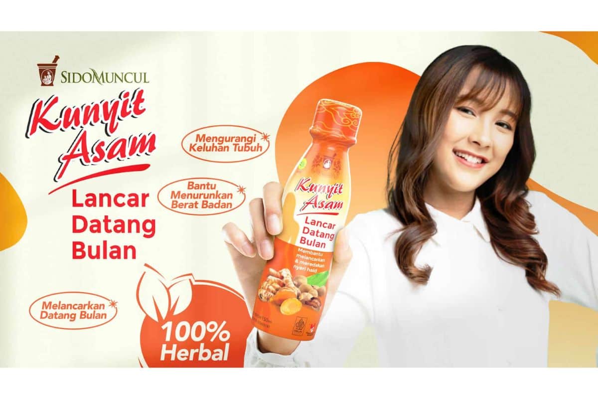 orang yang memegang produk Sido Muncul Kunyit Asam Lancar Datang Bulan