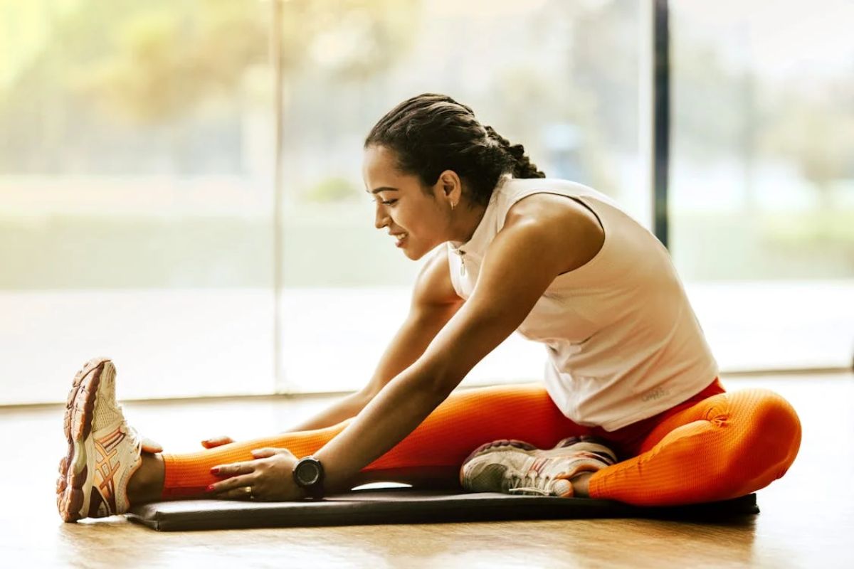 Perempuan melakukan stretching
