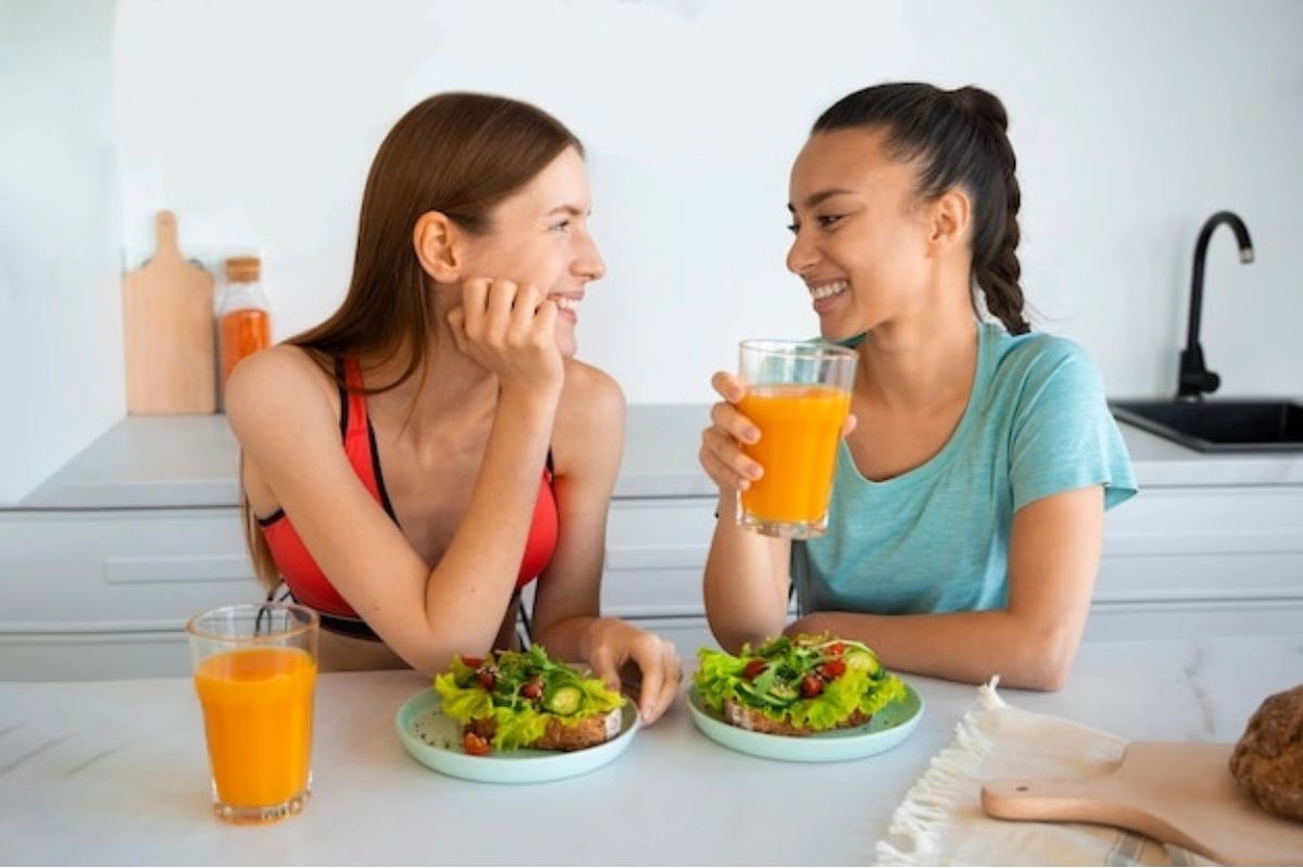 dua orang yang makan makanan sehat