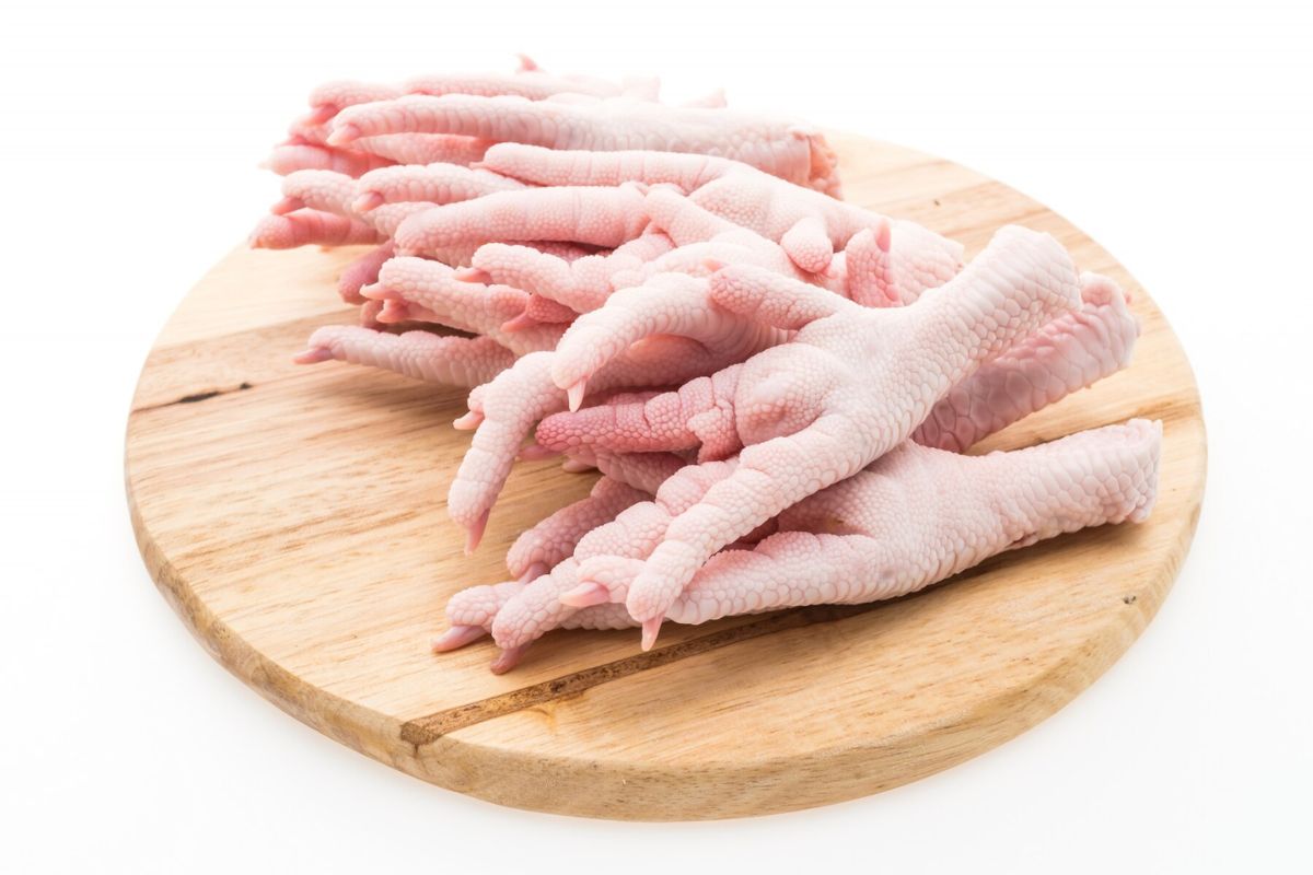 Ceker ayam di atas talenan