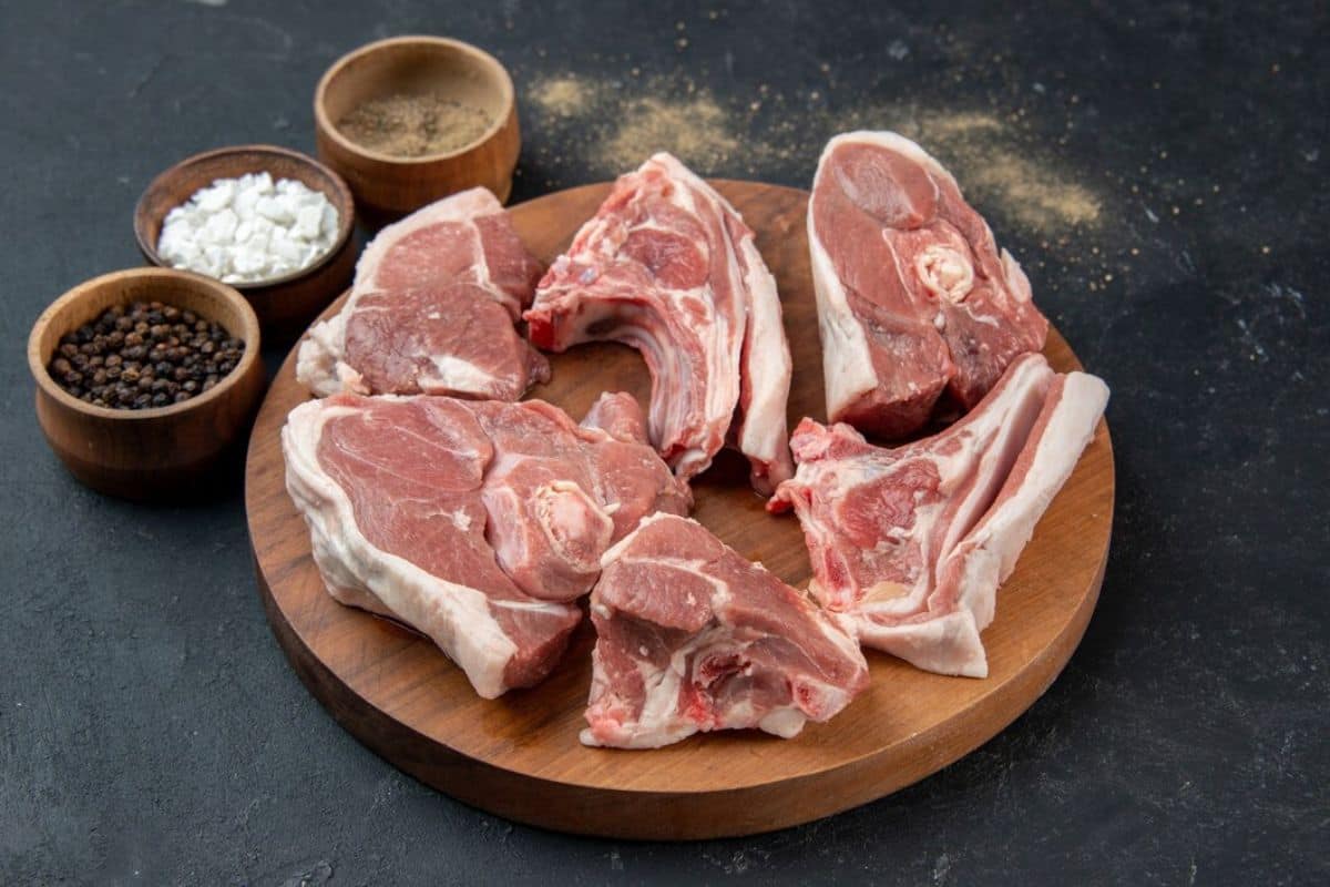 Potongan daging sapi segar dan bumbunya