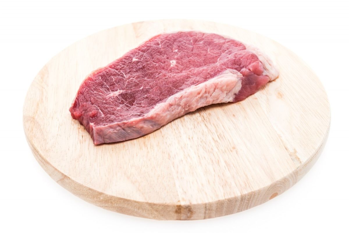 Daging sapi bagian flank di atas talenan