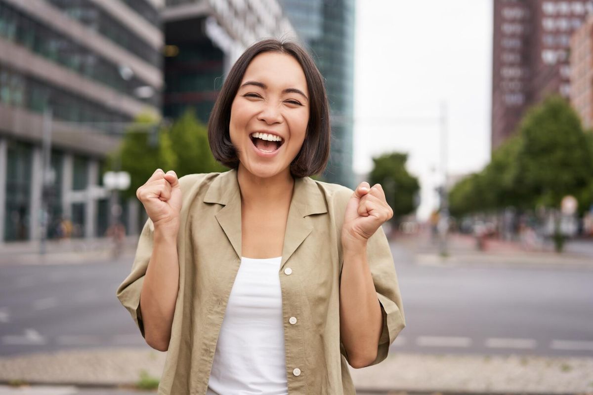 Perempuan yang tampak bahagia