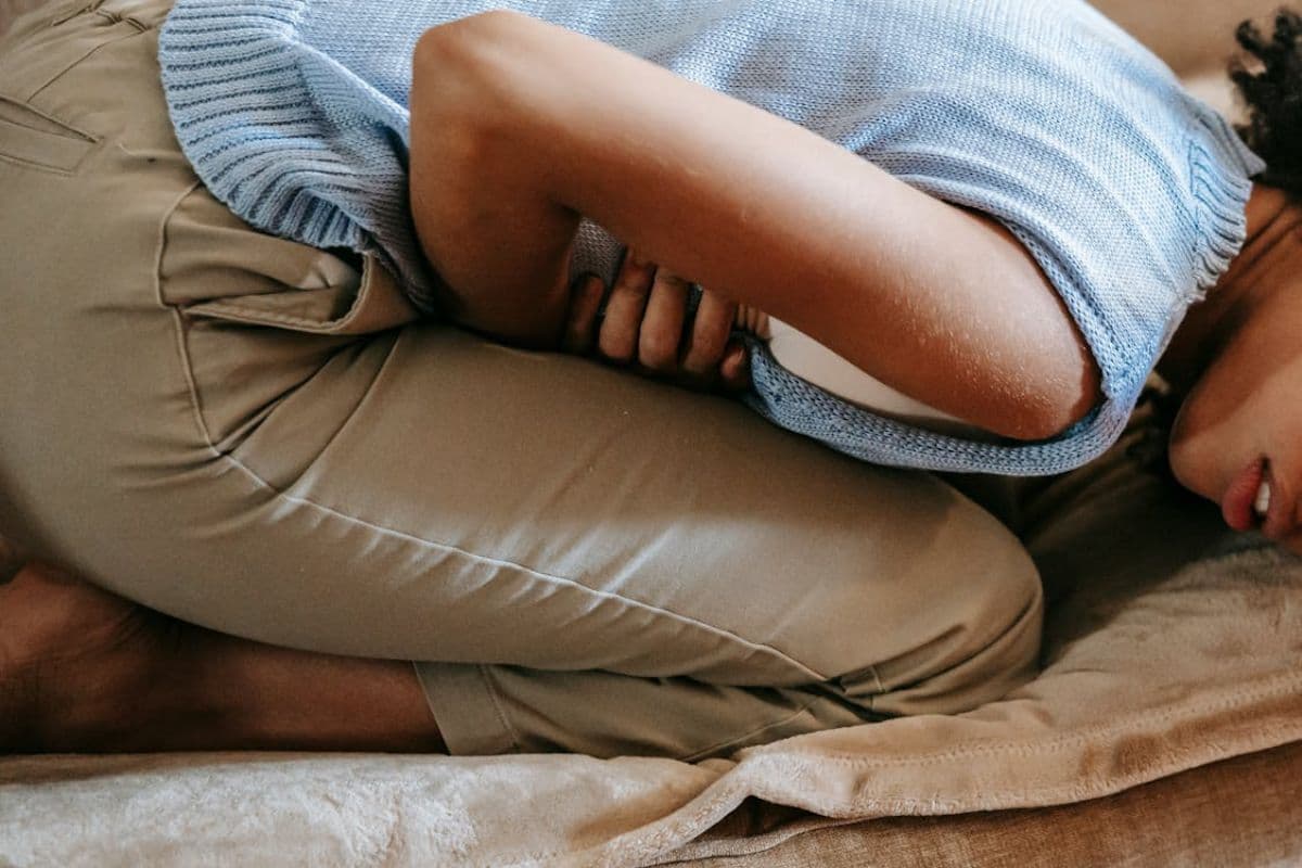 Perempuan mengalami sakit perut