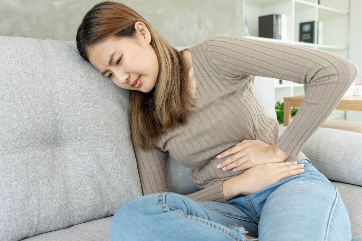 Seorang wanita sedang sakit perut