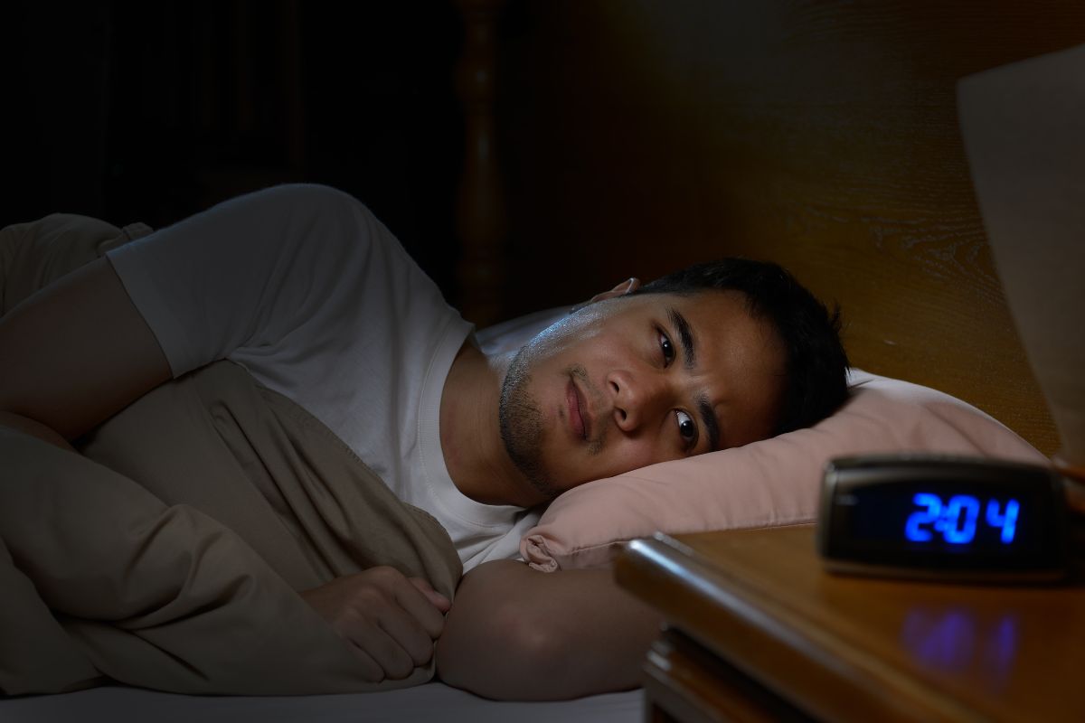 Seorang pria kesulitan tidur