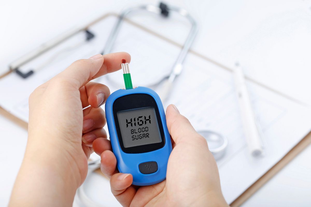 orang yang memegang alat pendeteksi diabetes