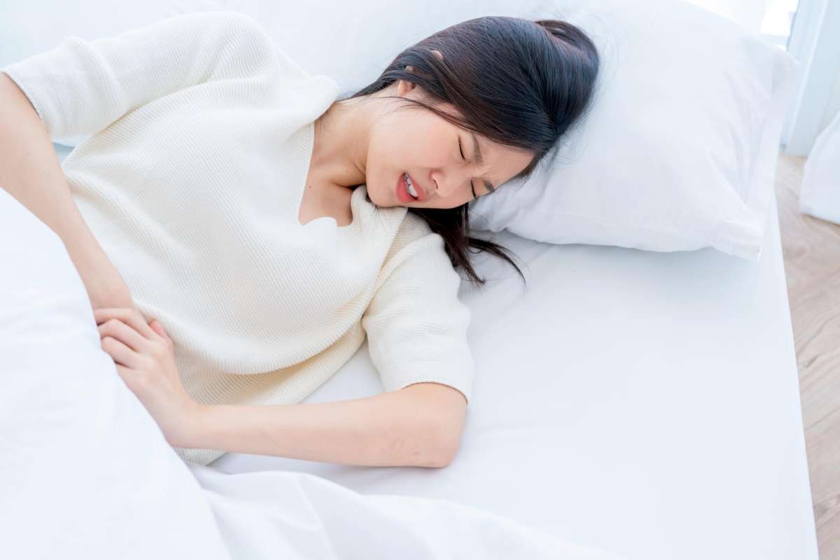 Perempuan mengalami sakit perut hebat
