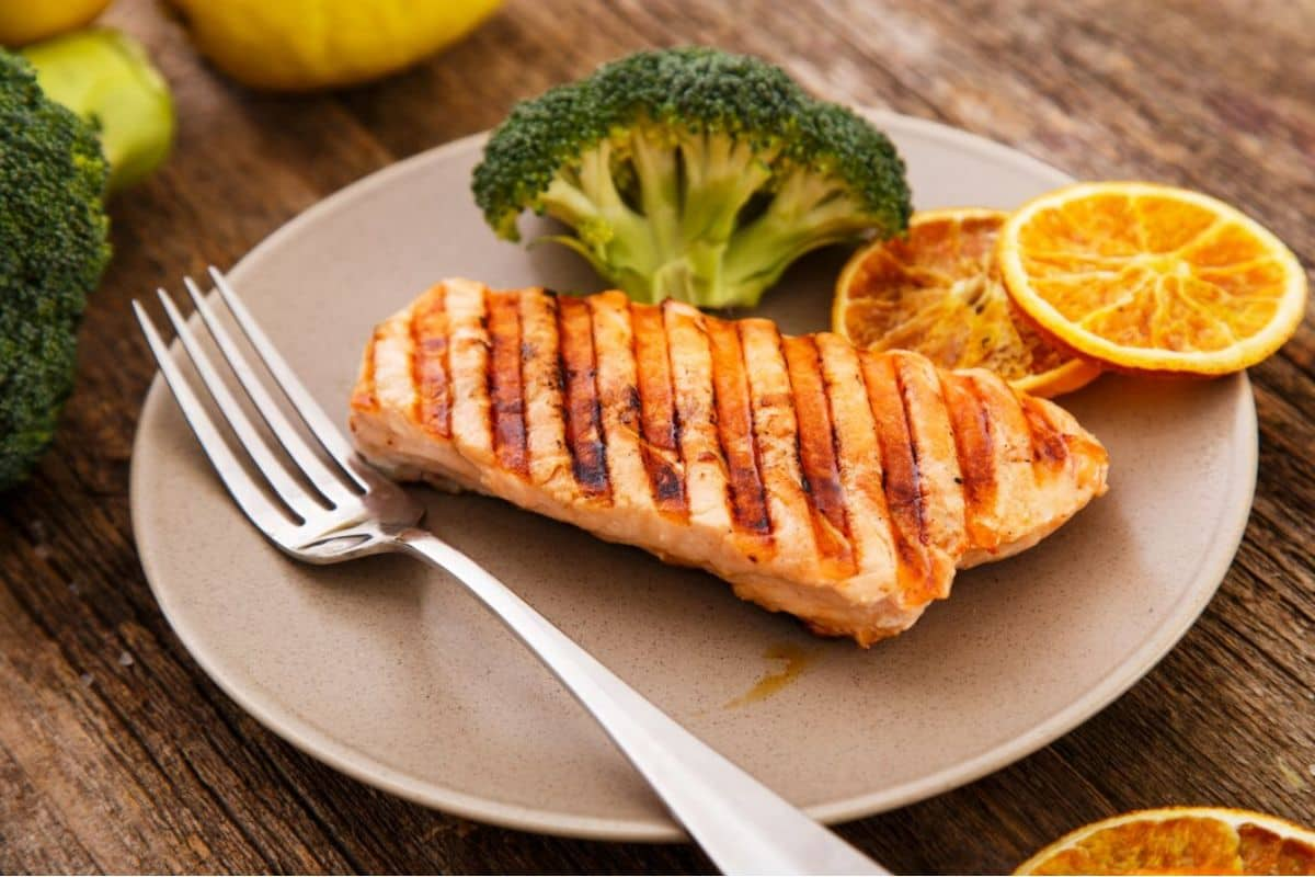 Grilled salmon dengan sayuran segar