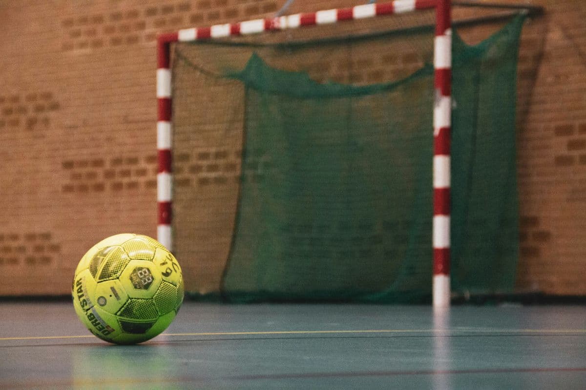 gawang dan bola futsal 