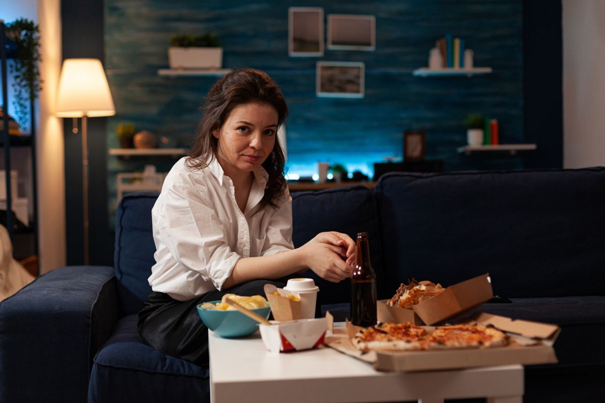 orang yang makan pizza di malam hari