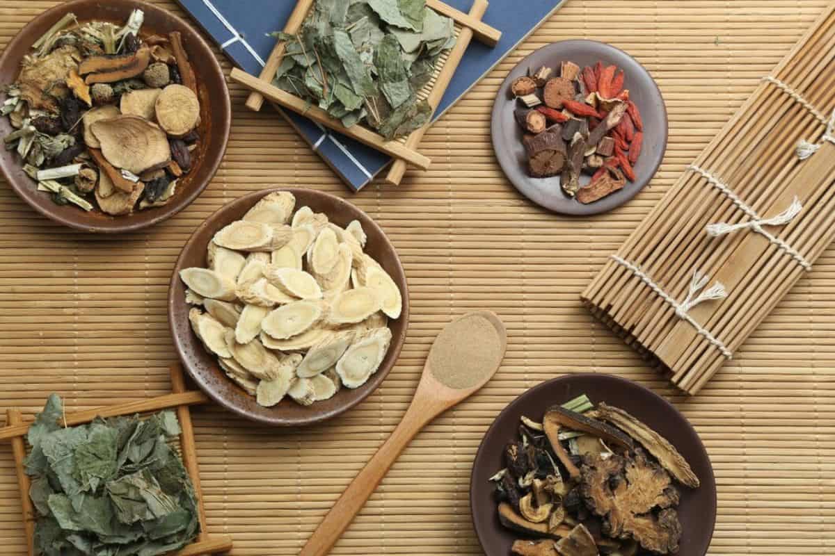 Ragam herbal kering di atas meja