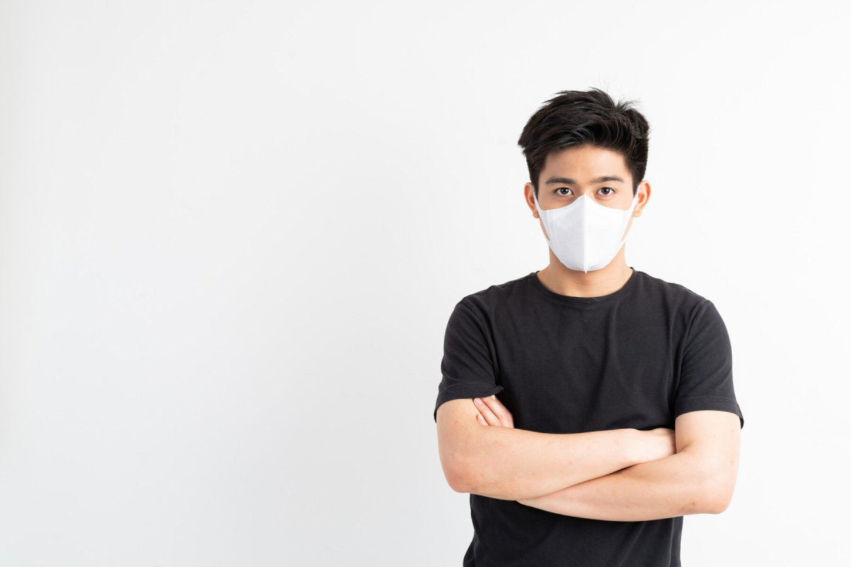 Menggunakan Masker Saat Beraktivitas di Luar Ruangan