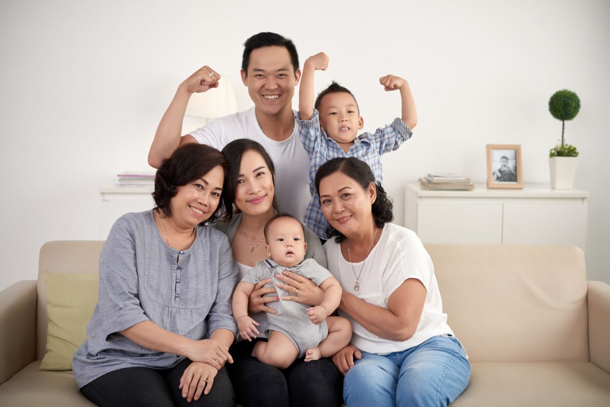 Keluarga yang terdiri dari bayi, balita, wanita dewasa, pria dewasa, dan lansia