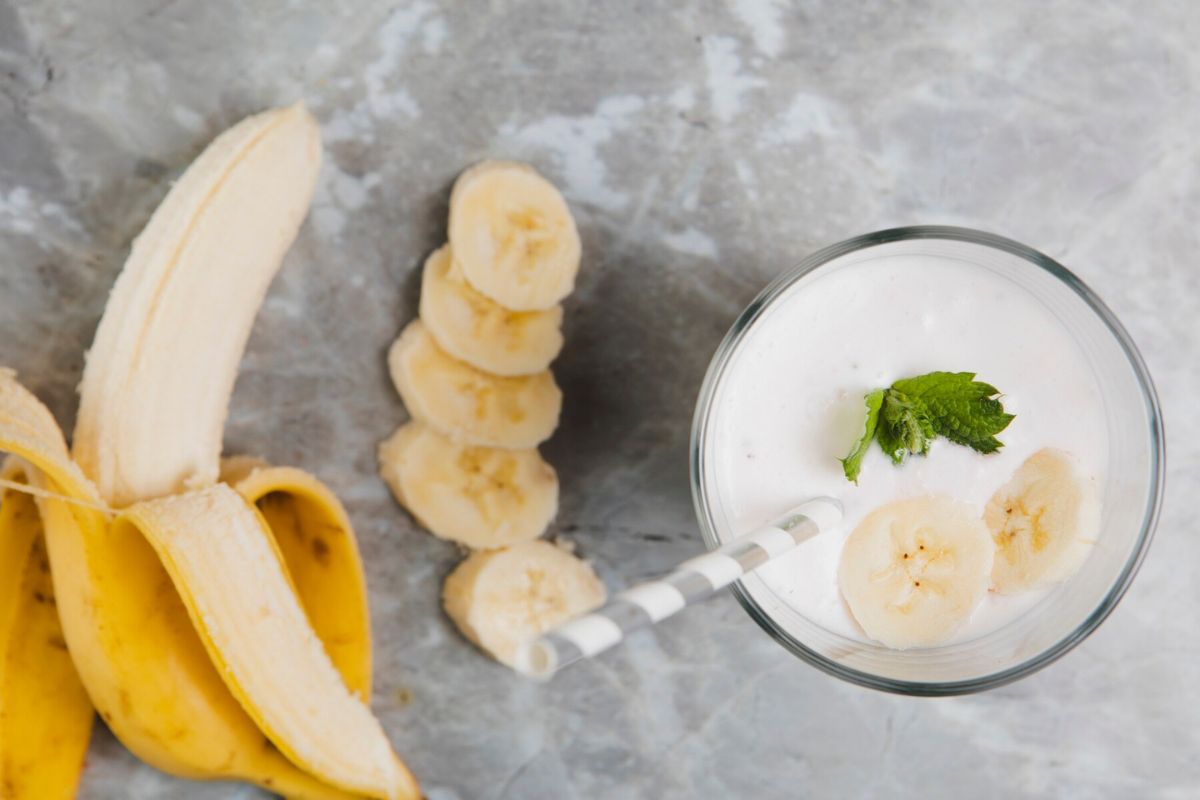 Segelas susu pisang dan potongan pisang