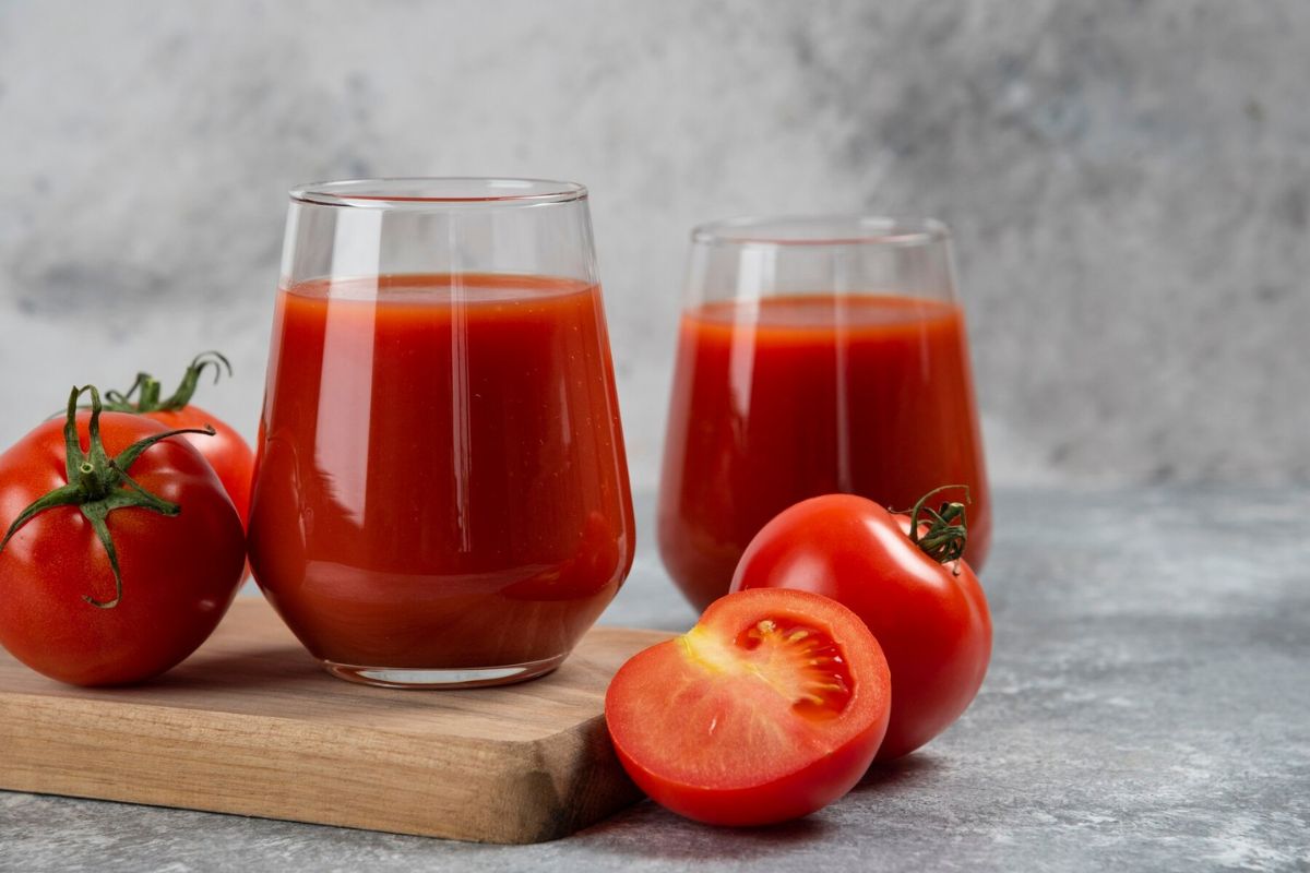 Dua gelas jus tomat merah segar