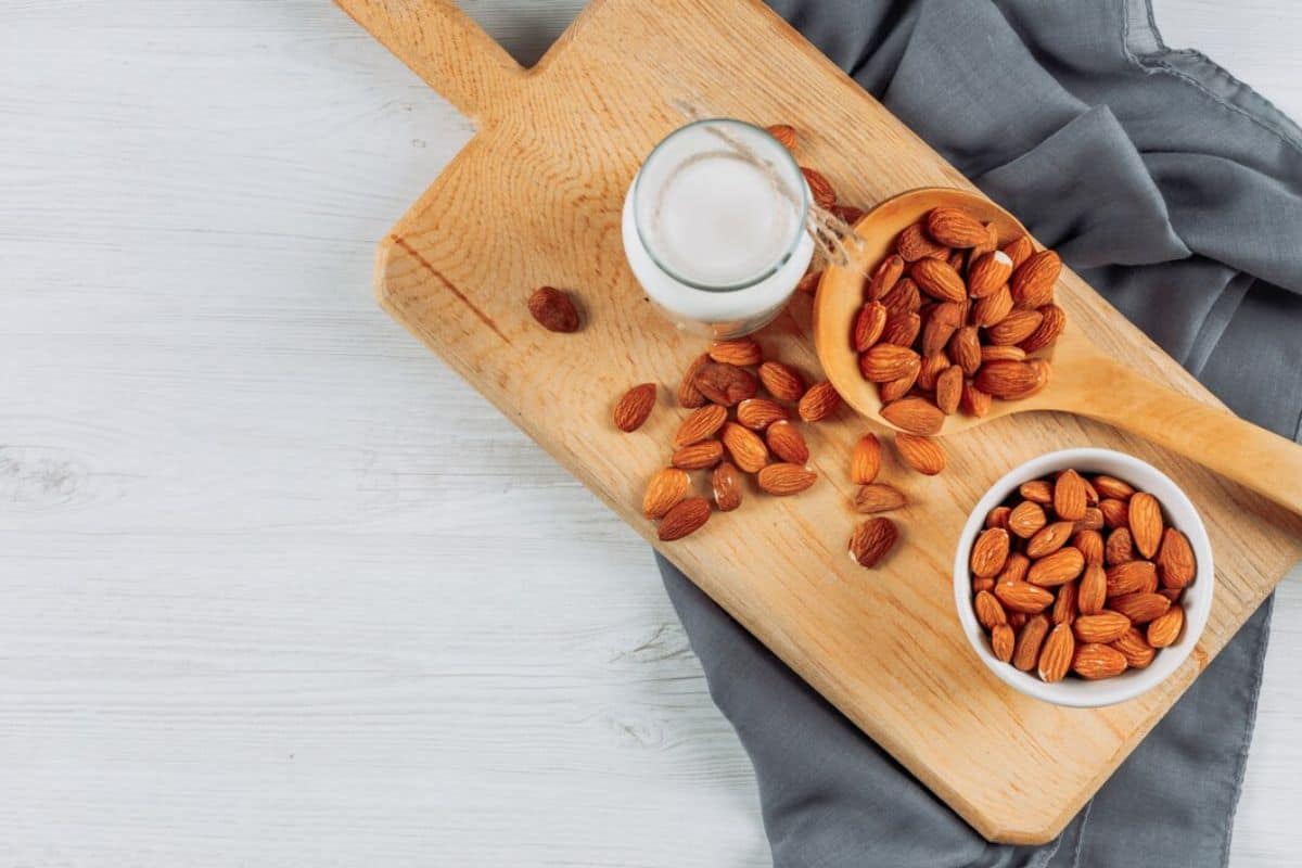 Kacang almond dan segelas susu