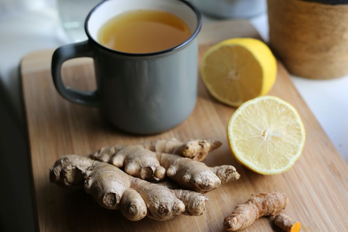 Rempah herbal di atas cutting board