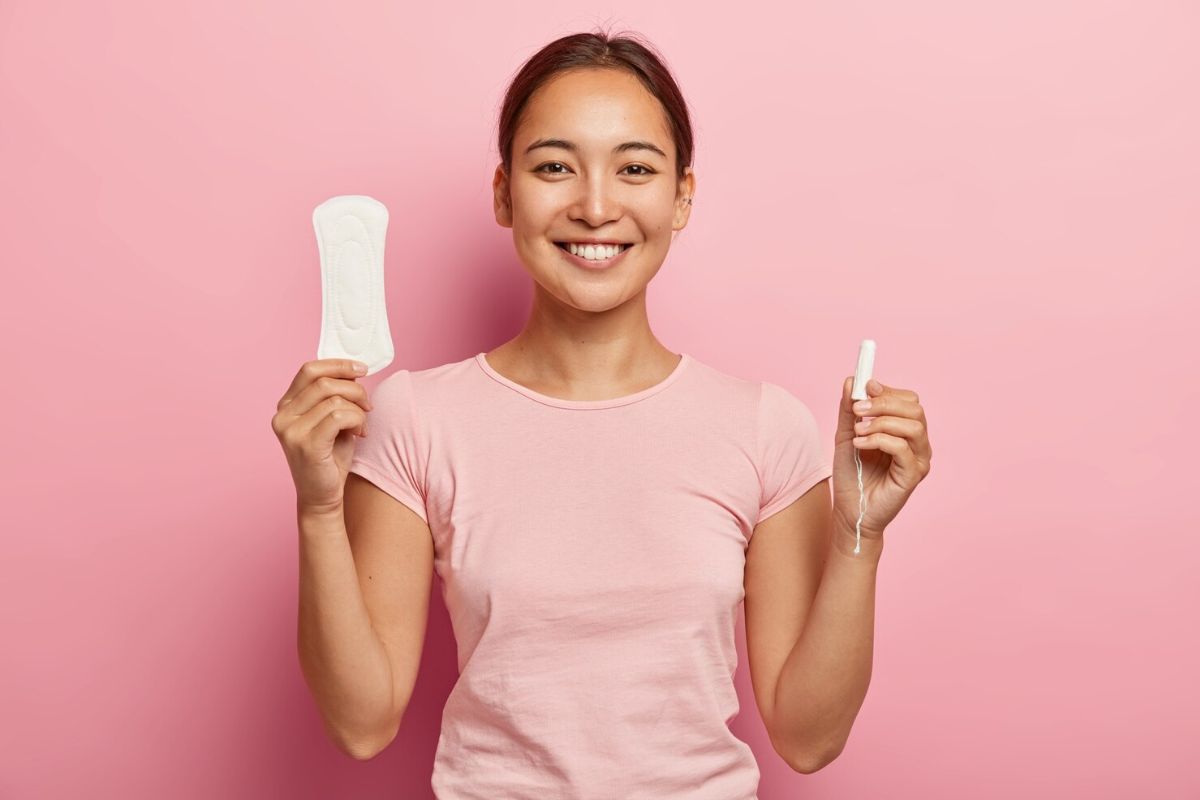 Perempuan memegang sanitary pads