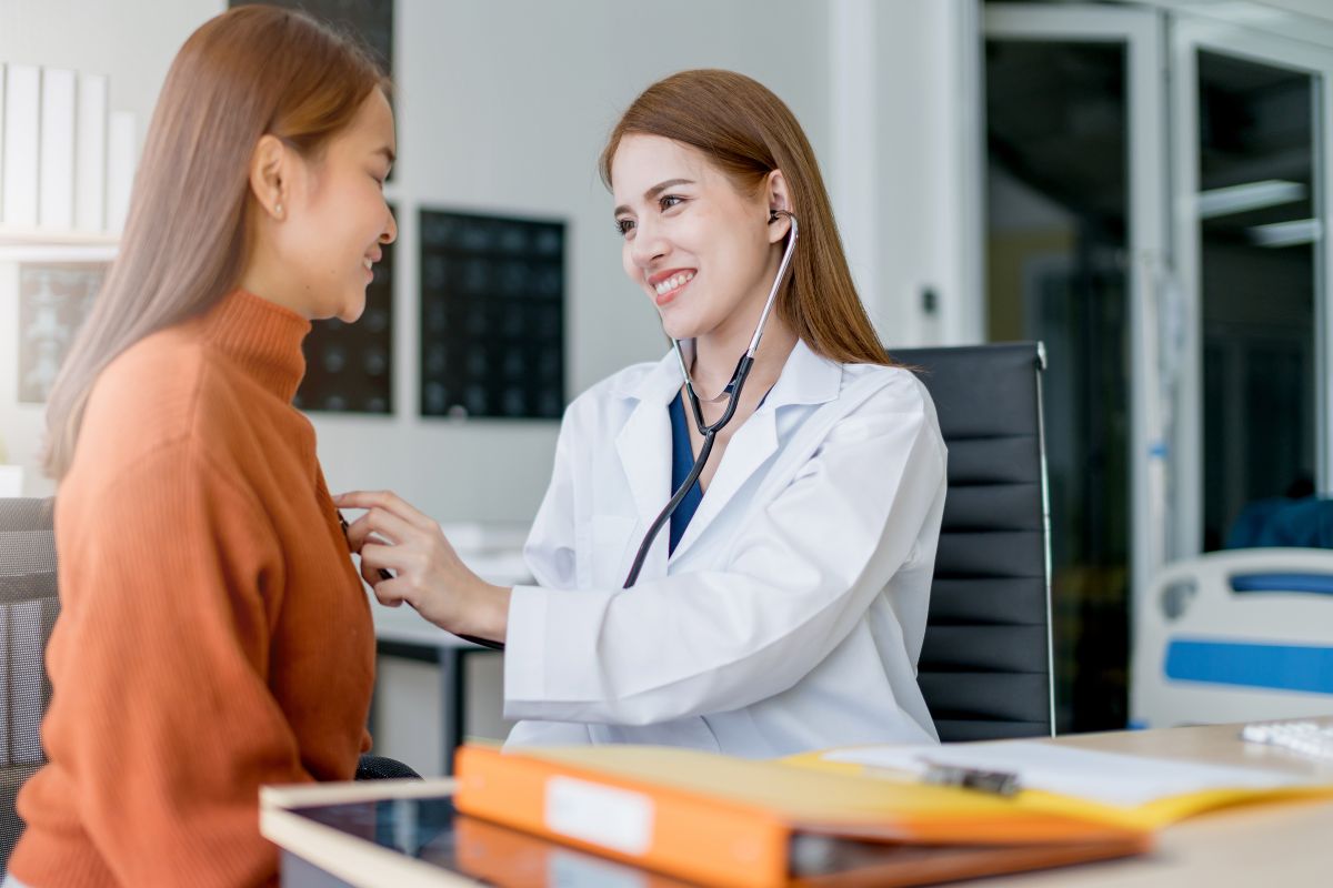 dokter yang memeriksa pasien