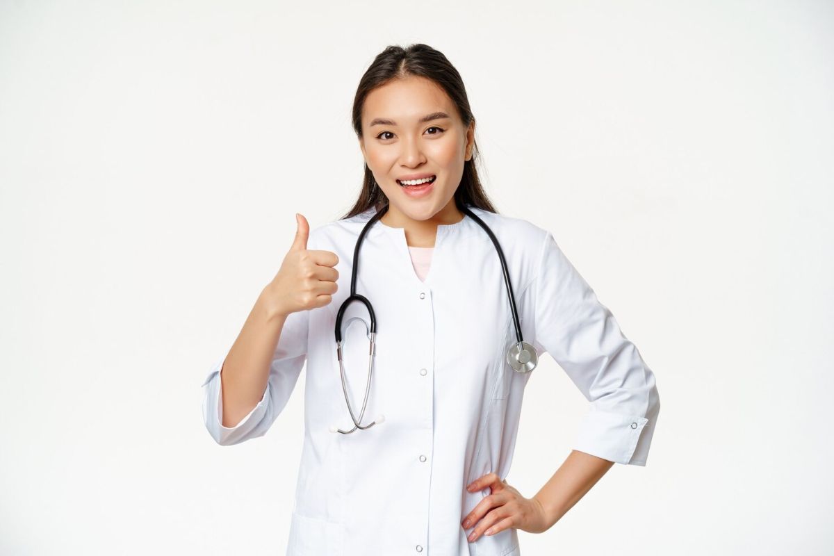 Dokter berbaju putih