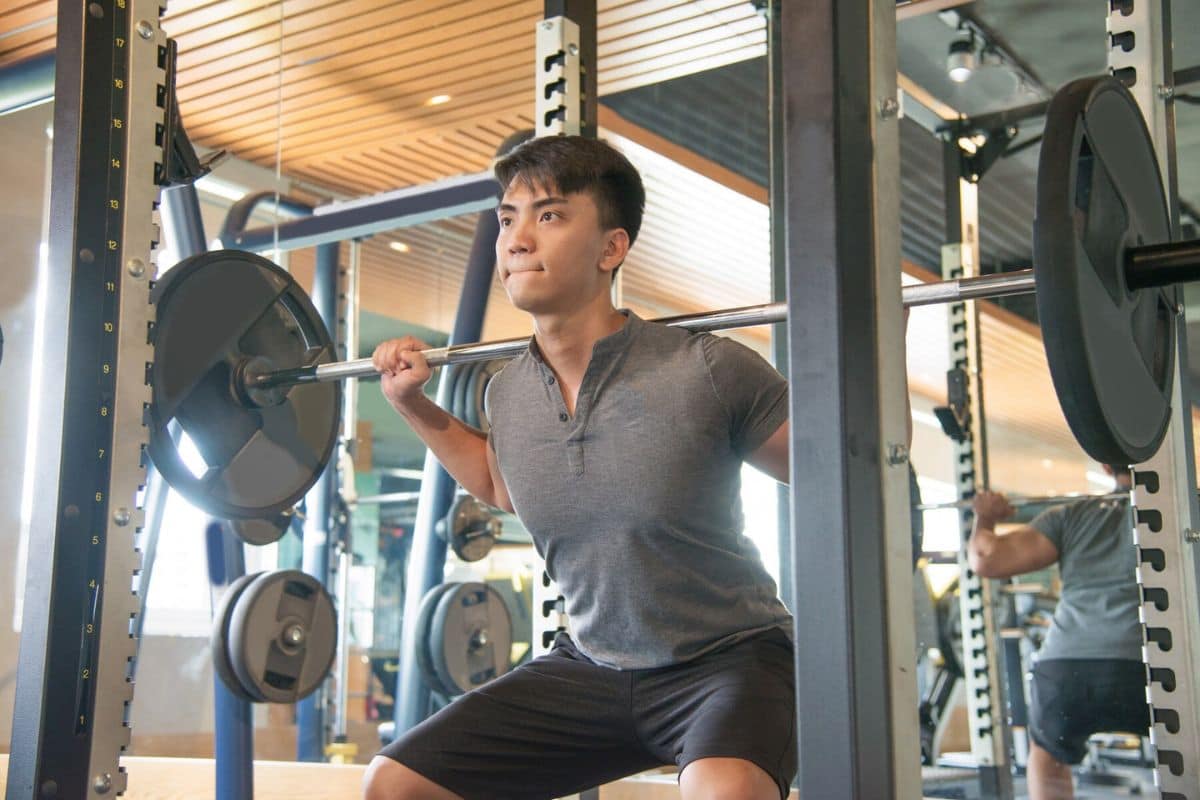 Pria sedang angkat beban