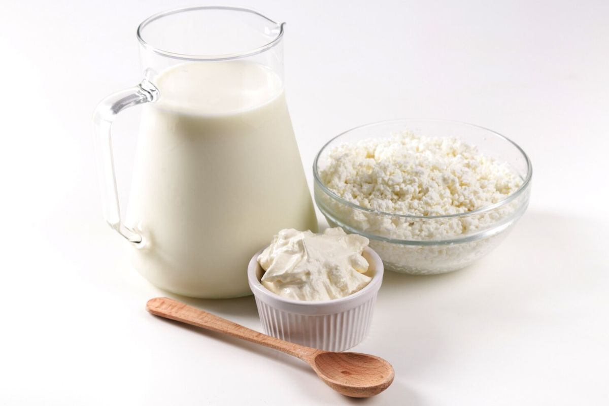 Sebotol susu dan semangkuk kefir