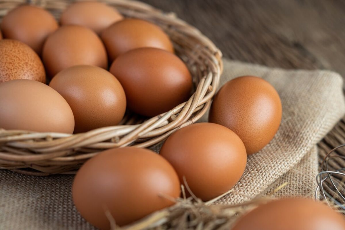 Telur ayam di atas keranjang rotan