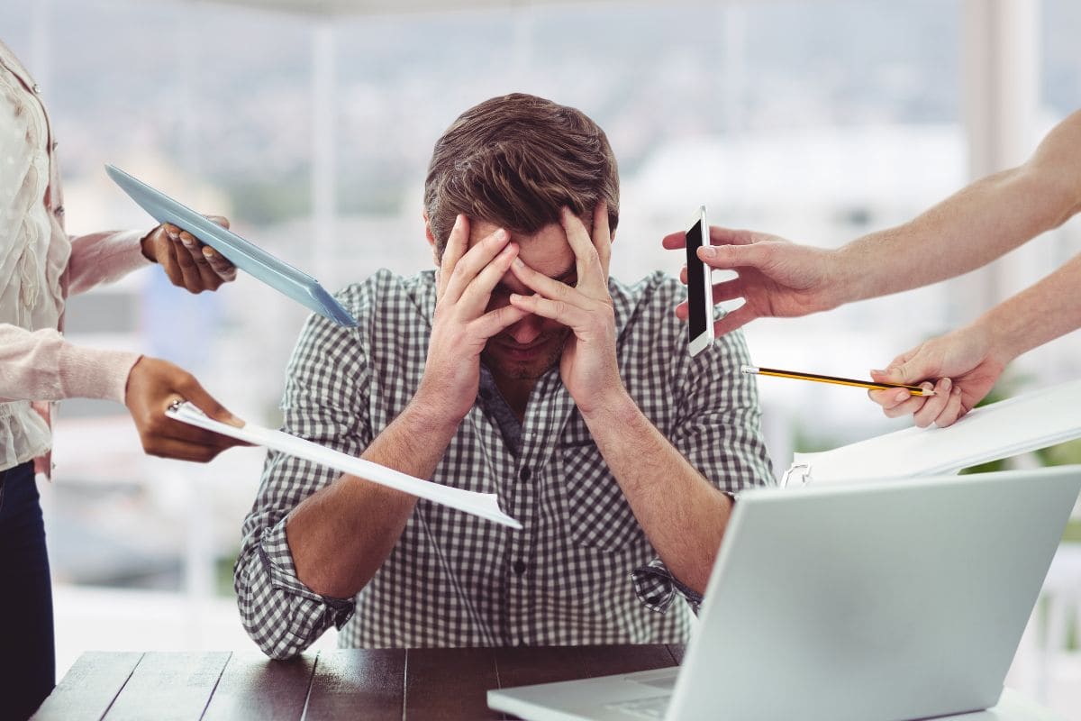 orang yang stress karena terlalu banyak pekerjaan