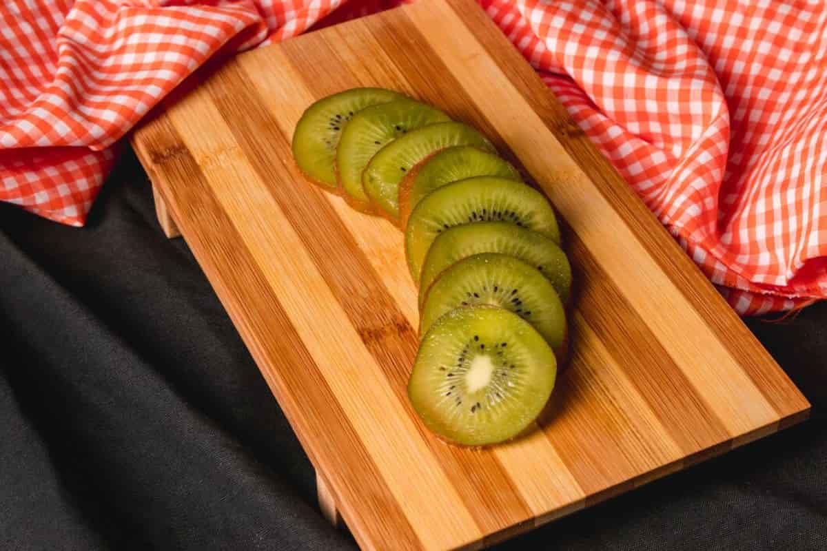 Potongan kiwi di atas woodboard