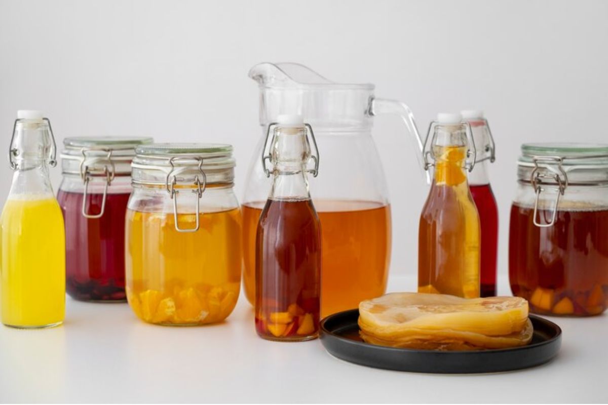 Beberapa botol kombucha serta jamur SCOBY