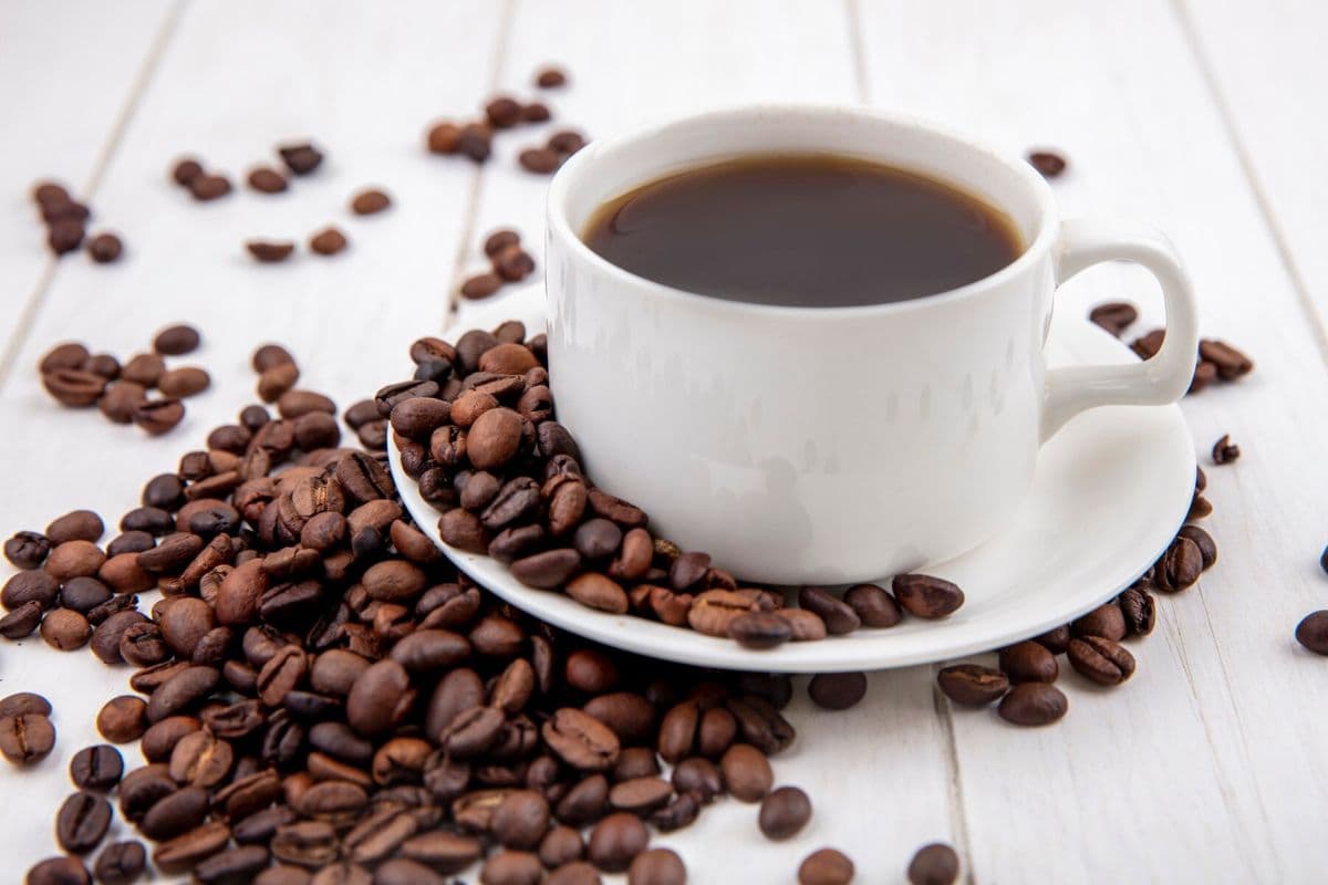 Secangkir kopi hitam hangat