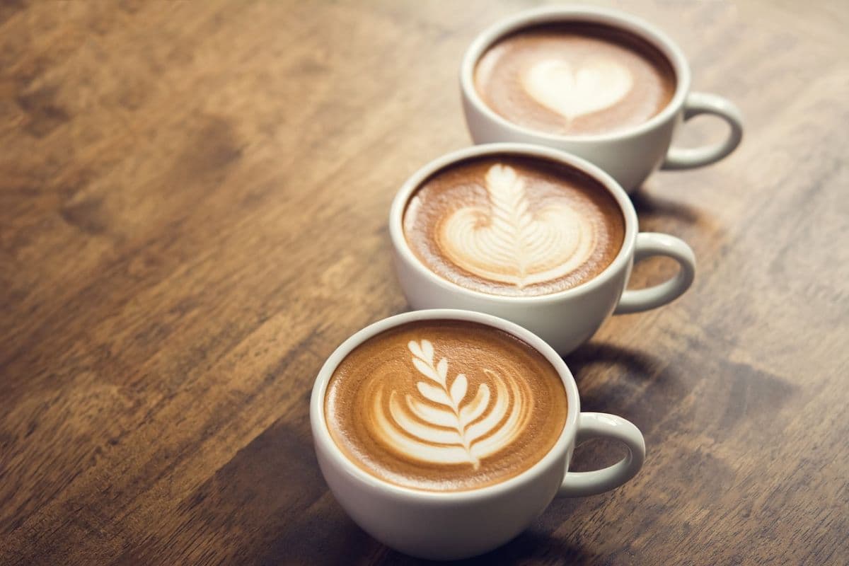 tiga cangkir kopi