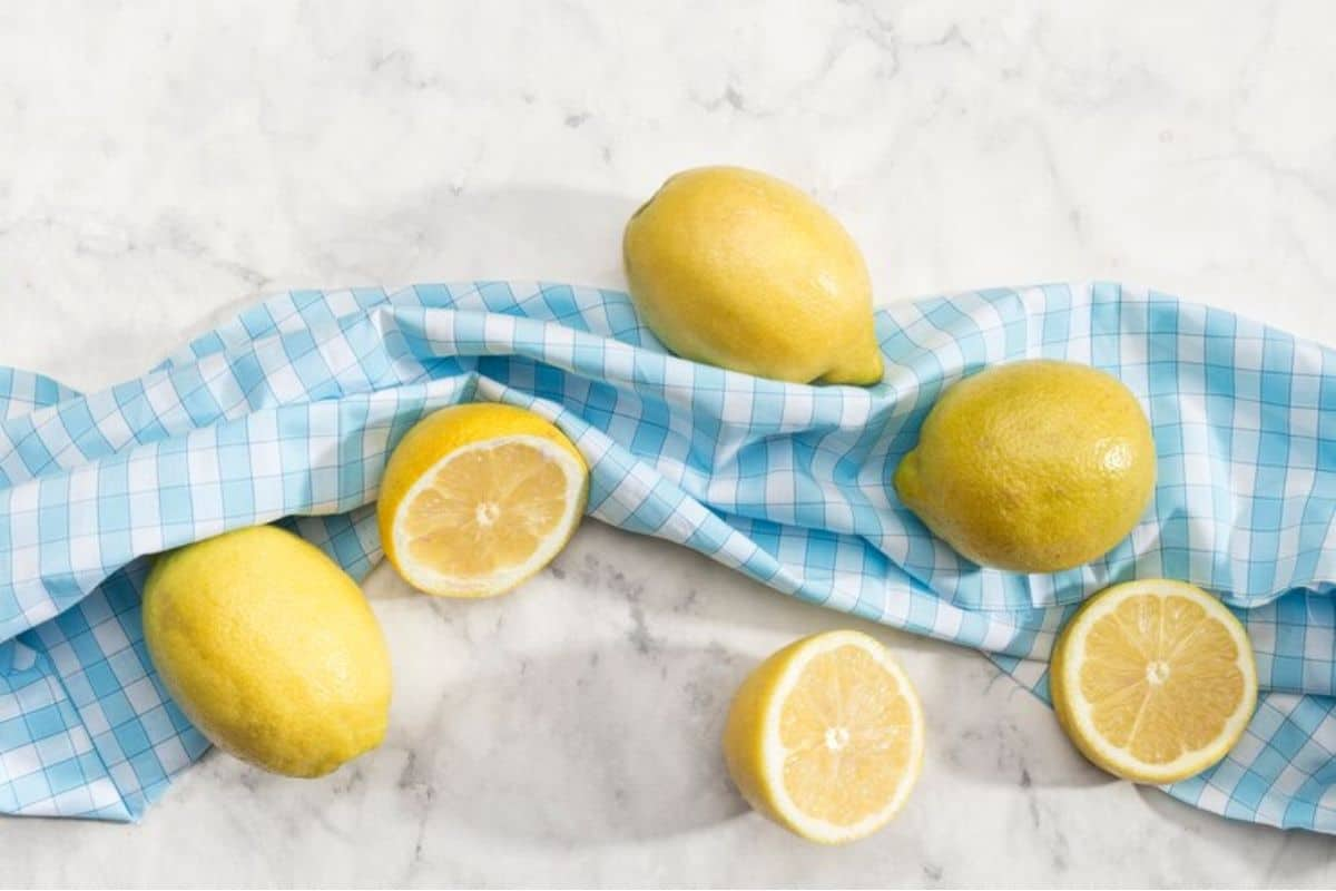 6 butir lemon diatas kain kotak-kotak biru