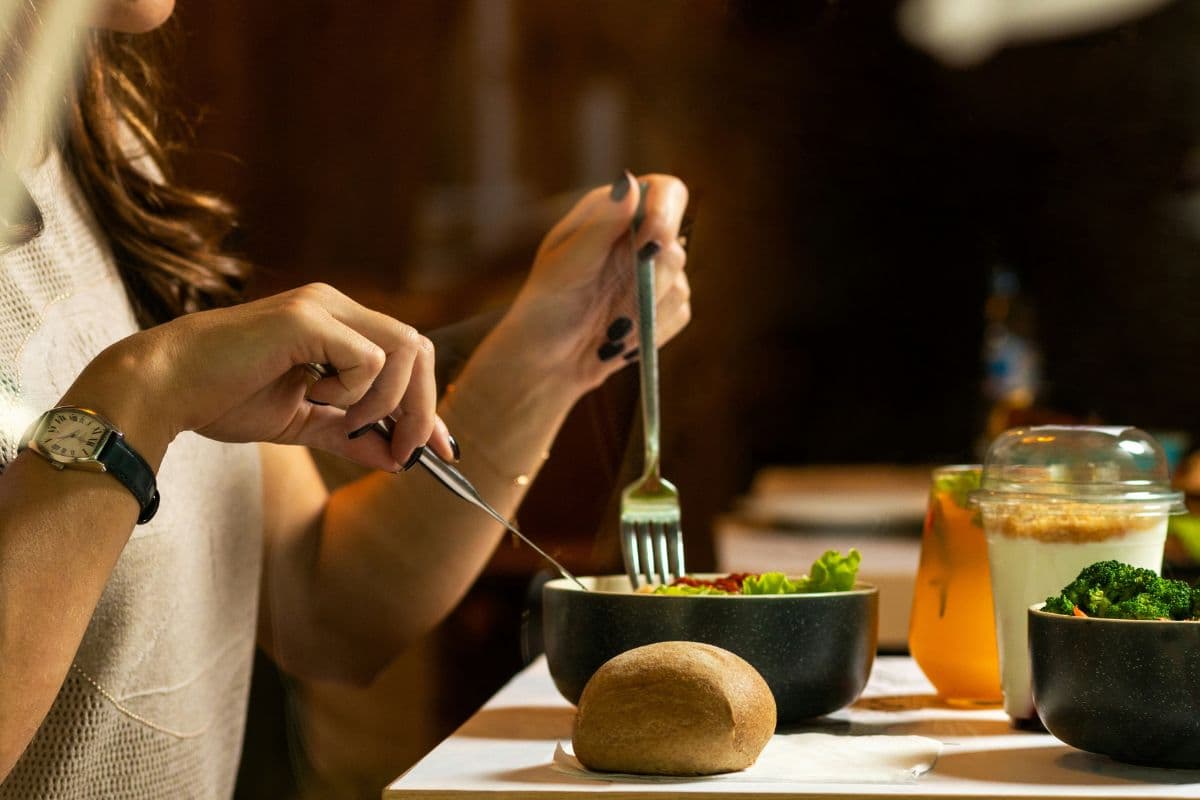 orang yang sedang makan