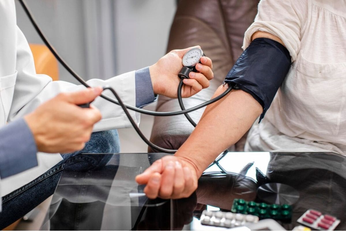 Dokter memeriksa tekanan darah pasien