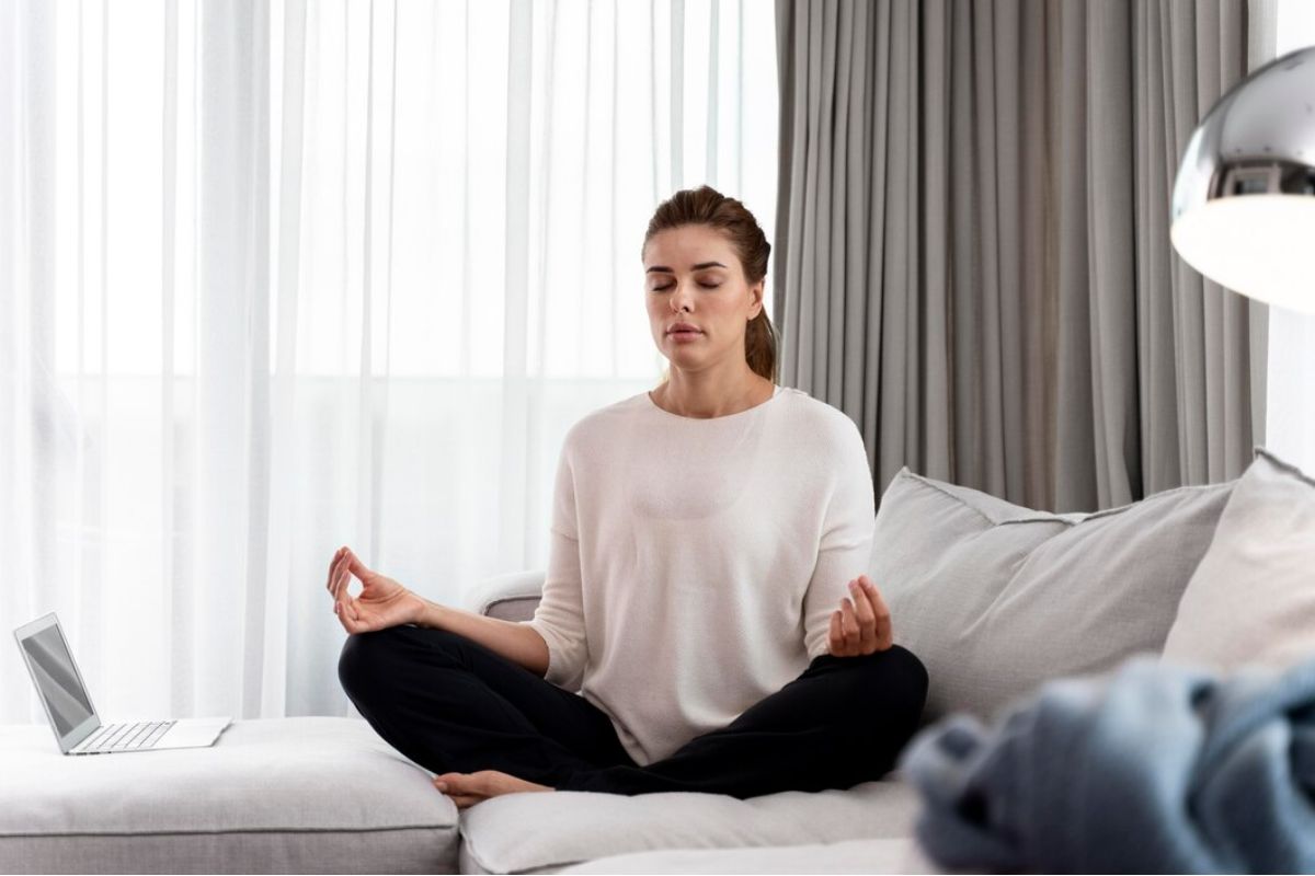 Meditasi di dalam rumah