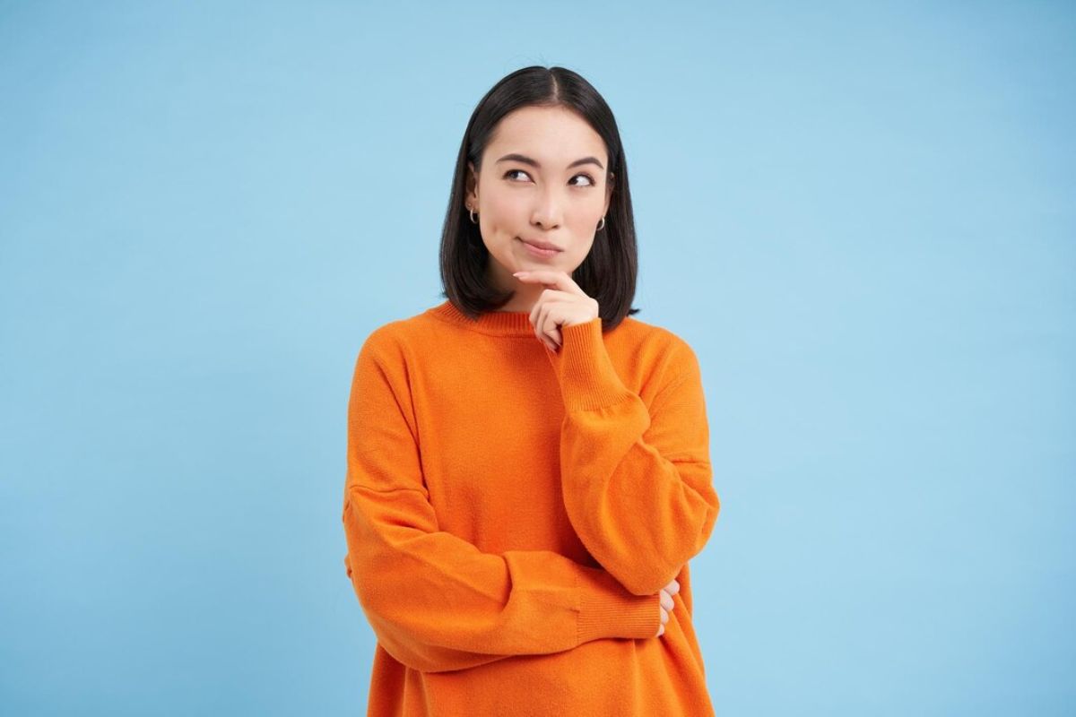 Perempuan sedang berpikir