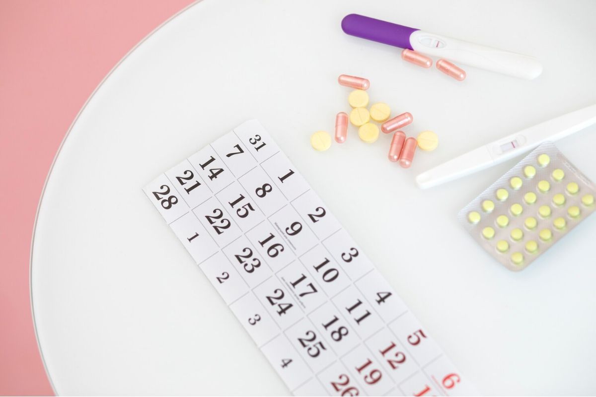 Pil kontrasepsi dan test pack di atas meja