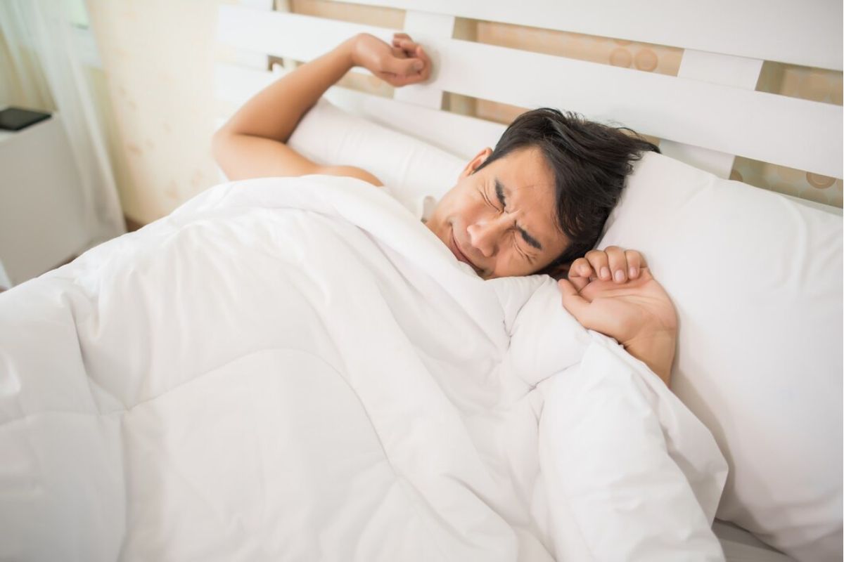 Laki-laki bangun tidur