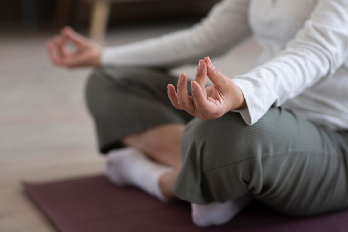 orang sedang bermeditasi