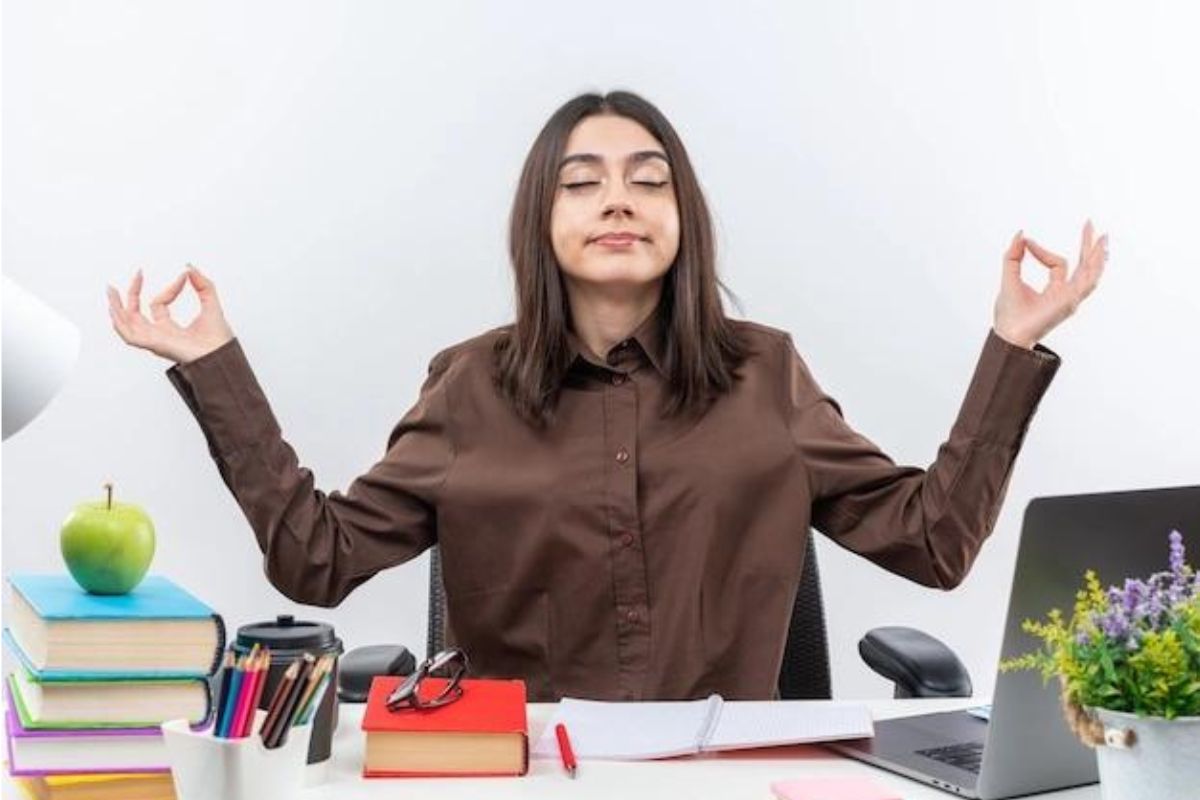 orang yang sedang mengatur stress