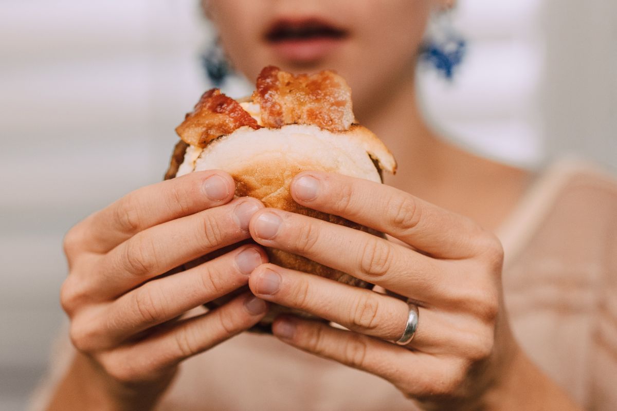 Seorang wanita sedang memegang makanan