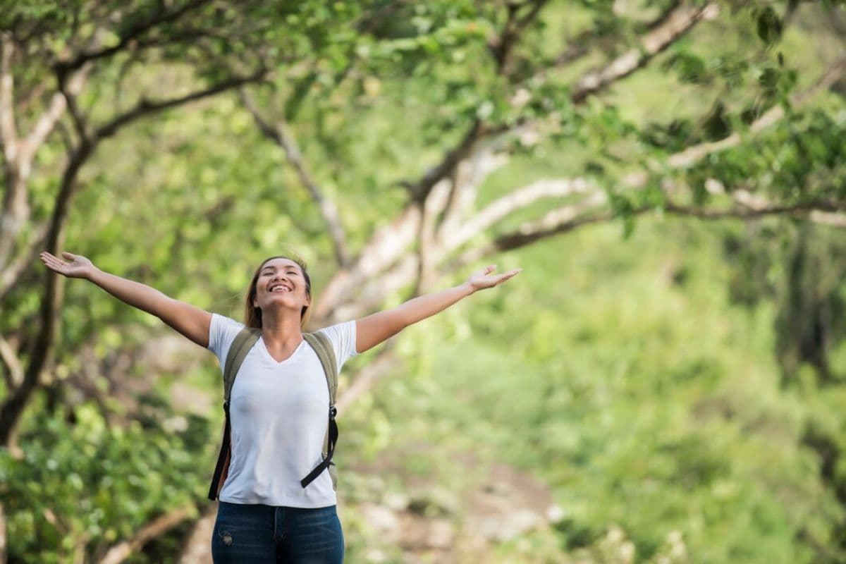 Perempuan yang bahagia berada di alam