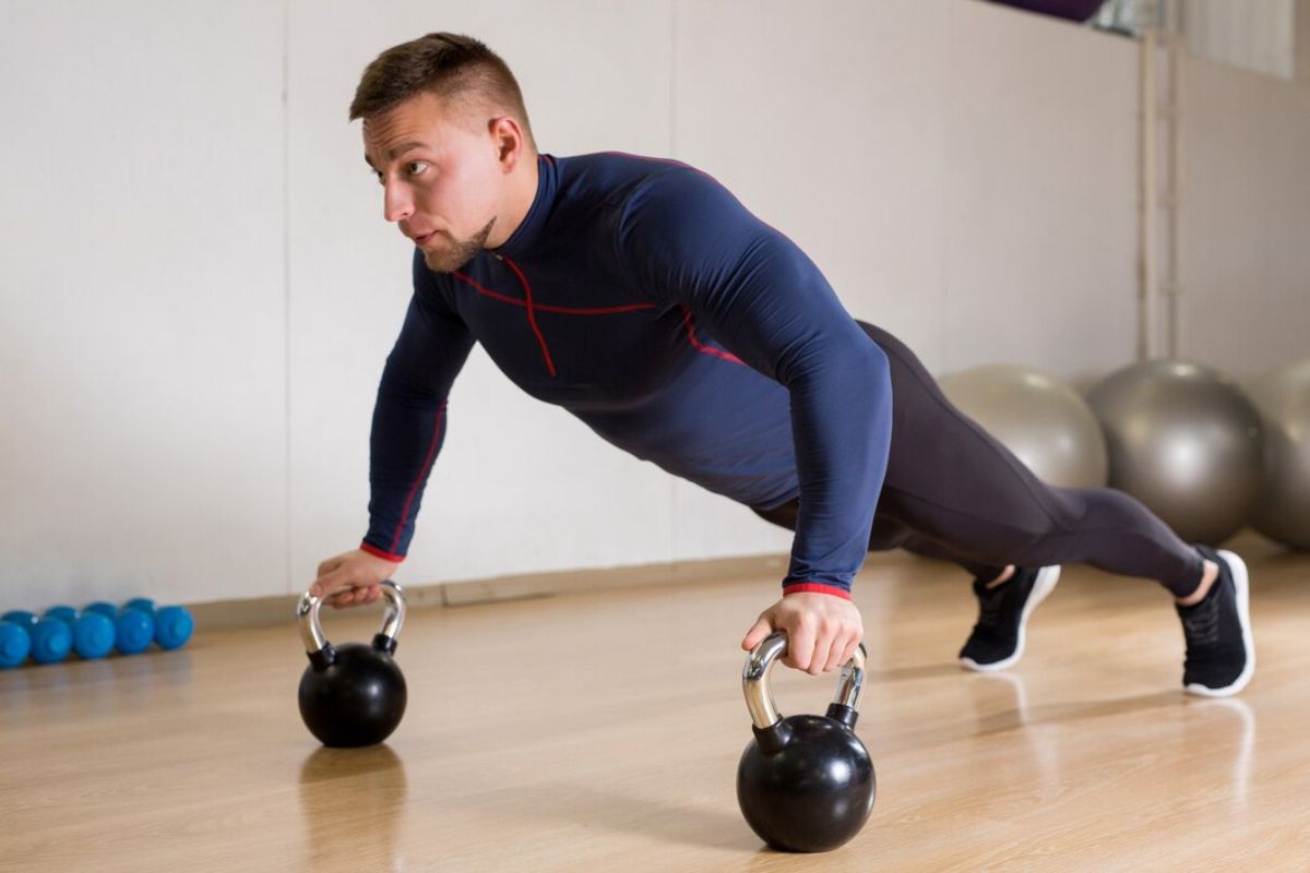 Laki-laki workout dengan kettlebells