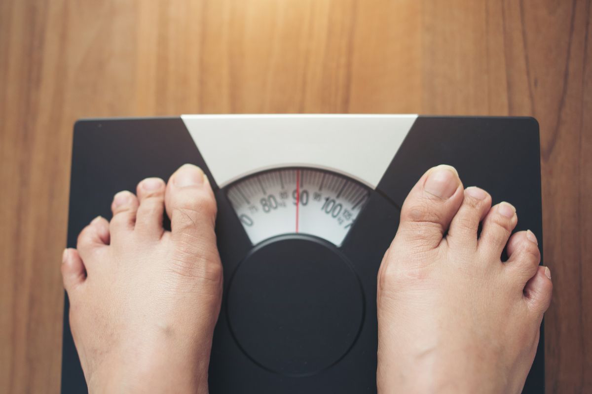 orang yang menimbang berat badan