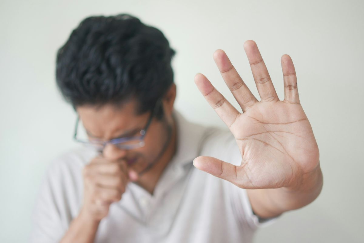 orang yang sedang batuk