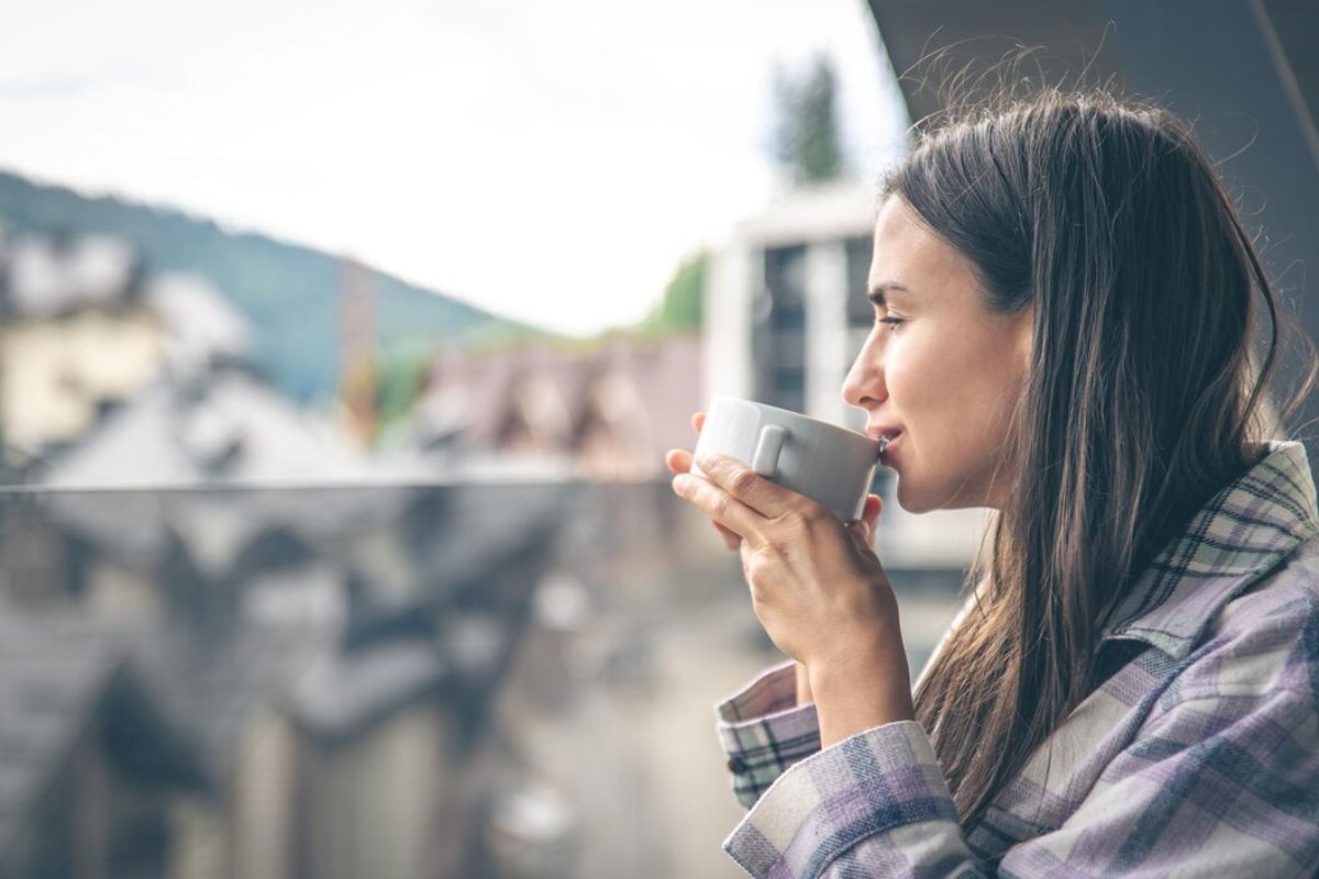 Perempuan minum kopi panas