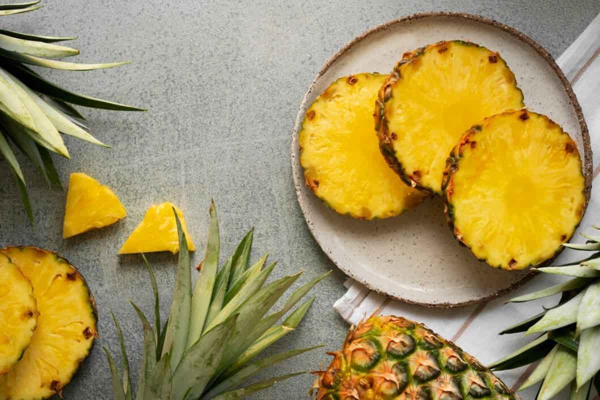 Potongan nanas di piring