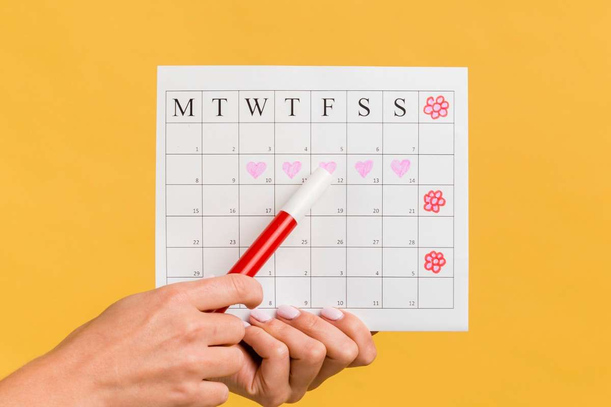 Perempuan memegang kalender